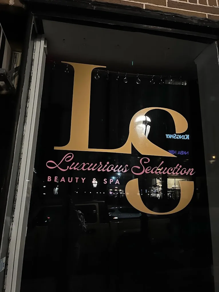Luxurious Seductions — Storefront identity